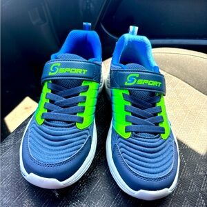 BRAND NEW Boys size 3 SKETCHERS MEMORY FOAM